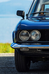 Gros plan sur l'avant d'une voiture de sport vintage © PPJ