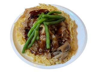 A serving of traditional and appetizing noodles accompanied by tender meat, topped with green beans and a rich sauce. Perfect representation of a delicious Asian-style meal.