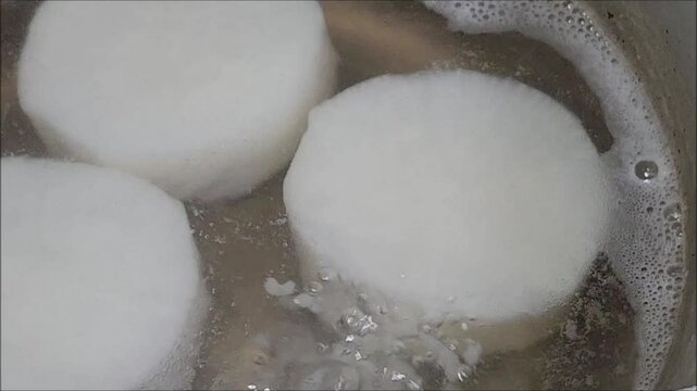 大根の煮物を美味しくするひと手間　大根の下茹で