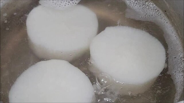 大根の煮物を美味しくするひと手間　大根の下茹で