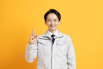 工事の作業着を着た日本人男性