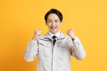 工事の作業着を着た日本人男性