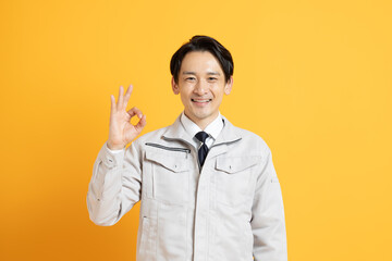 工事の作業着を着た日本人男性