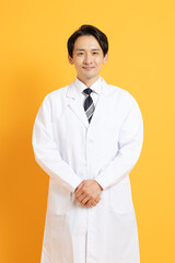 若い日本人男性の医者