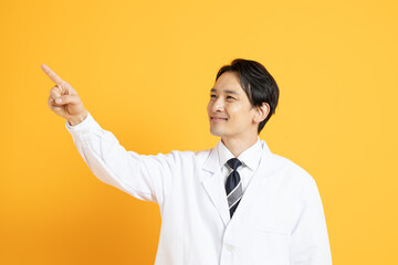 若い日本人男性の医者