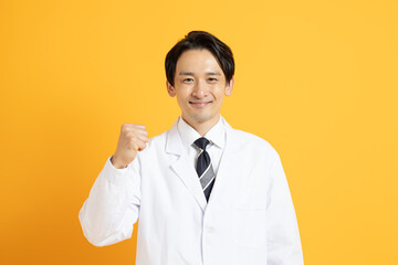 若い日本人男性の医者