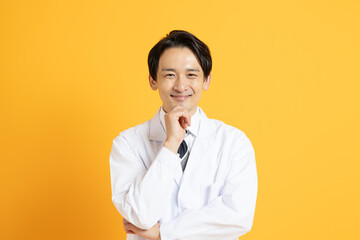 若い日本人男性の医者