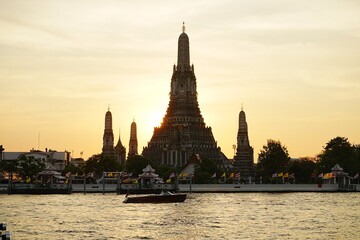 Breathtaking Sunset of Wat Arun in Bangkok, Thailand - タイ バンコク ワットアルン 夕日