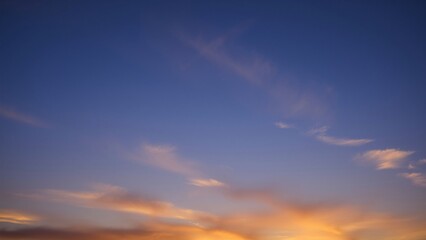 Obraz premium Serene Sunset Sky with Delicate Clouds