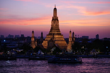 Naklejka premium Breathtaking Sunset of Wat Arun in Bangkok, Thailand - タイ バンコク ワットアルン 夕日