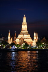 Fototapeta premium Breathtaking Night View of Wat Arun in Bangkok, Thailand - タイ バンコク ワットアルンの夜景