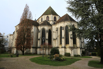 Fototapeta premium Abbatiale XIIIe de Lagny sur Marne et jardins
