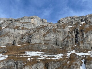 Beautiful sunlit and snow-capped alpine peaks above the Swiss tourist sports-recreational winter resort of Engelberg - Canton of Obwalden, Switzerland (Kanton Obwald, Schweiz)