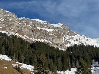 Beautiful sunlit and snow-capped alpine peaks above the Swiss tourist sports-recreational winter resort of Engelberg - Canton of Obwalden, Switzerland (Kanton Obwald, Schweiz)