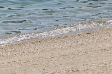 砂浜に打ち寄せる穏やかな海波