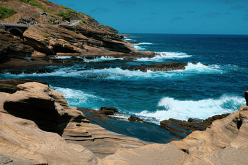 美しい海岸線と波が打ち寄せる岩場の風景