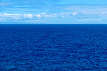 青く広がる大海原と遠くの水平線