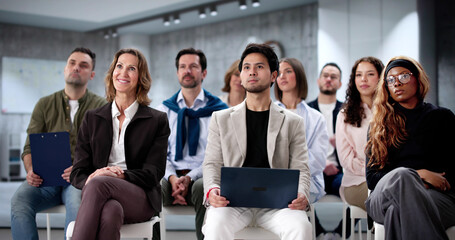Obraz premium Corporate meeting showcases diverse team collaboration