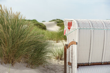 Strandkorb in den Dünen der Nordsee