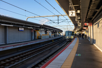 Obraz premium JR西日本おおさか東線「南吹田駅」プラットホーム