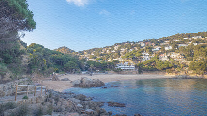 Obraz premium Beach with a rocky shore and a clear blue ocean