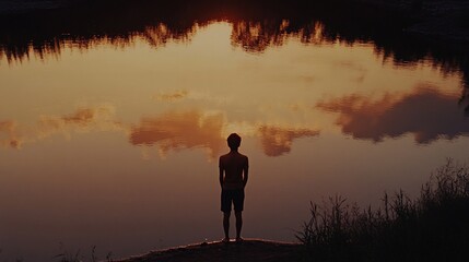 Obraz premium Sunset Silhouette by the Lake: A Moment of Tranquility