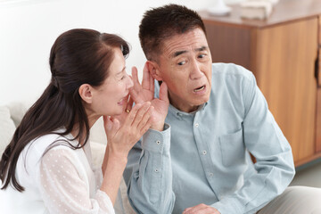 耳が遠いシニア男性