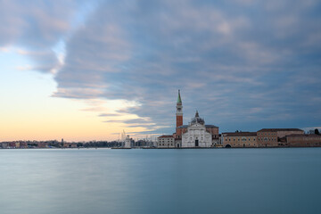 Fototapeta premium Sonnenuntergang mit Sicht auf san giorgio maggiore