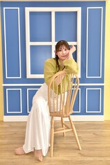 椅子に座る若い女性