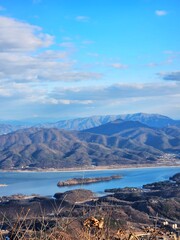 Obraz premium A panoramic view of the Han River from the top of the mountain, South Korea