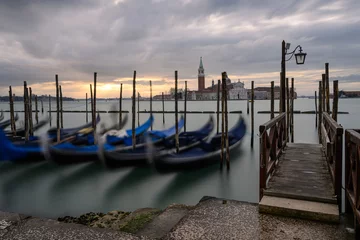 Blick auf san giorgio maggiore mit Gondeln