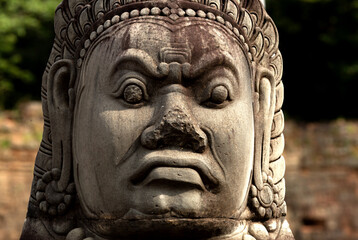 rostro serio del guerrero