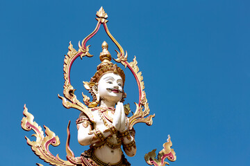 deidad rezando entre llamas