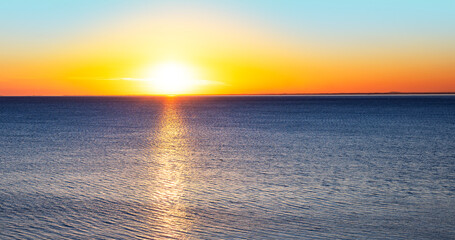Sonnenuntergang am horizont über dem meer