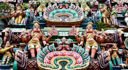 galería de personajes en la fachada principal