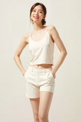 Naklejka premium A woman is wearing a white tank top and shorts