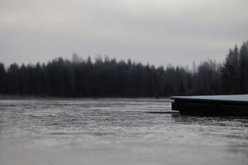 kalter Morgen an gefrorenem See