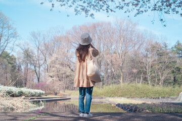 桜の花を撮る女性