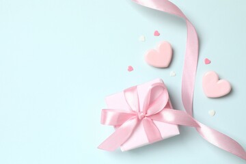 Obraz premium Beautiful gift box with pink hearts on color background
