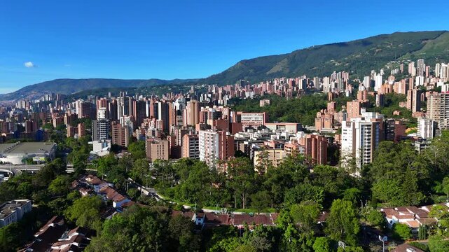 Video realizado con drone en un extraordinario d&iacute;a de verano y un azul del cielo inigualable, desde el barrio Jardines en Envigado. Se observa tambi&eacute;n ampliamente la ciudad de Medell&iacute;n.