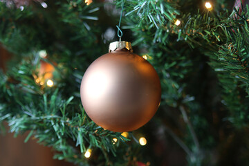 Goldene Kugeln am Weihnachtsbaum