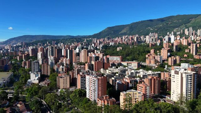 Video realizado con drone en un extraordinario d&iacute;a de verano y un azul del cielo inigualable, desde el barrio Jardines en Envigado. Se observa tambi&eacute;n ampliamente la ciudad de Medell&iacute;n.
