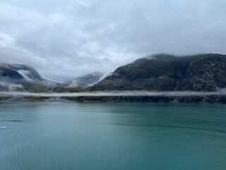 Obraz premium cruising by mountains