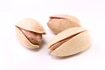 ピスタチオ 3粒 白背景 薄皮有り 茶色