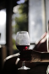 copa de vino en mano