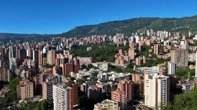 Video realizado con drone en un extraordinario d&iacute;a de verano y un azul del cielo inigualable, desde el barrio Jardines en Envigado. Se observa tambi&eacute;n ampliamente la ciudad de Medell&iacute;n.