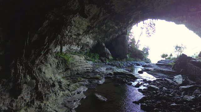 Salida de la Cueva de las Ventanas de Tisquizoque &ndash; Toma a&eacute;rea con dron