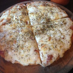 grilled Pizza sliced ​​full of cheese