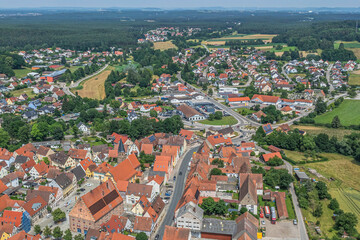 Obraz premium Sommerlicher Ausblick auf die Stadt Heideck im Fränkischen Seenland
