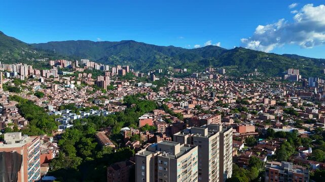 Video realizado con drone en un extraordinario d&iacute;a de verano y un azul del cielo inigualable, desde el barrio Jardines en Envigado. Se observa tambi&eacute;n ampliamente la ciudad de Medell&iacute;n.